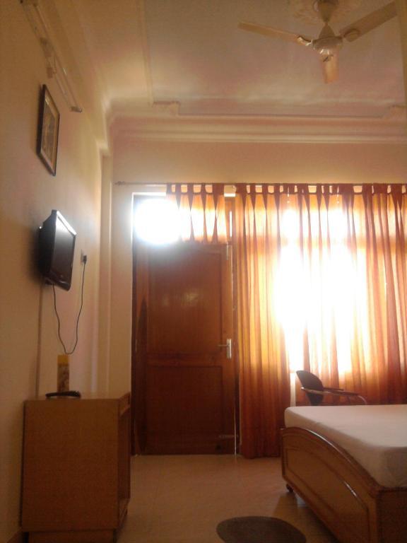 Sapphire Inn Bhimtal Bagian luar foto