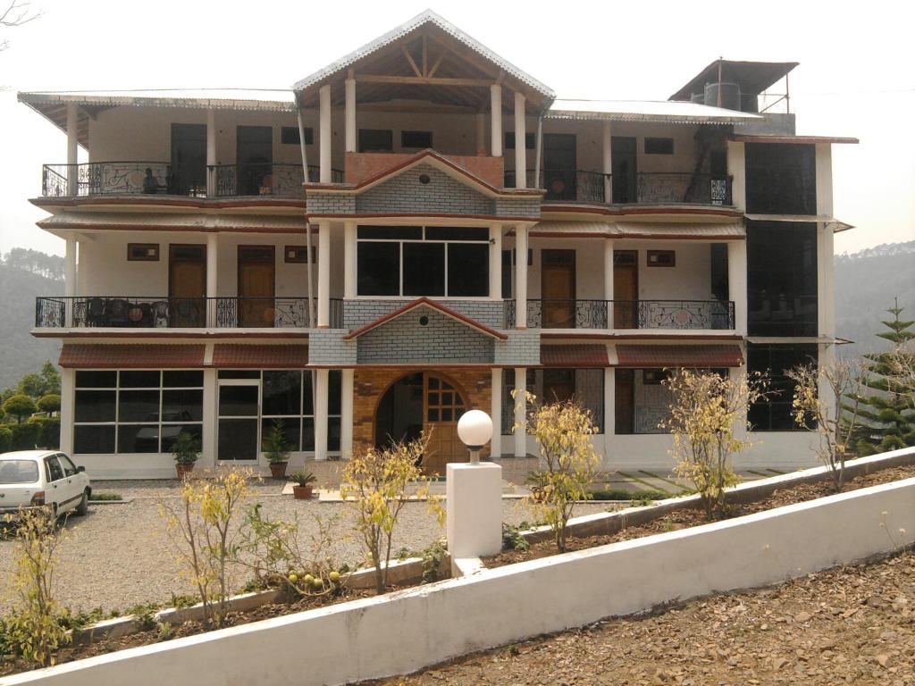 Sapphire Inn Bhimtal Bagian luar foto