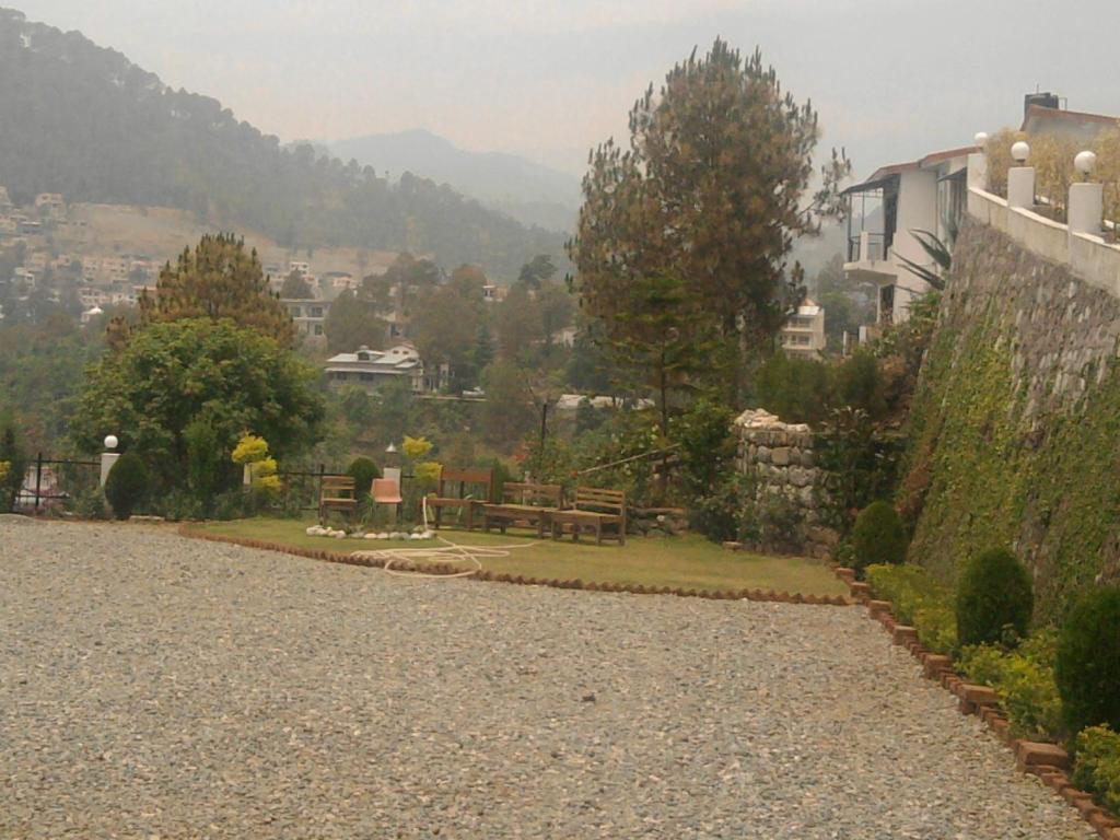 Sapphire Inn Bhimtal Bagian luar foto